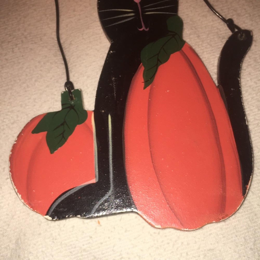 Vintage-Style Trick or Treat Hanging Wood Sign - Cat & Pumpkins Design - Picture 9 of 12